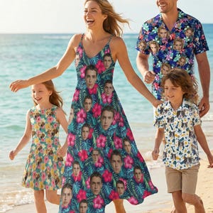Könnte beinhalten: Eine Familie am Strand, die passende, individuell bedruckte Kleidung trägt. Die Frau trägt ein blaues Kleid mit einem Blumen- und Gesichtsmuster. Der Mann hat ein kurzärmeliges Hemd mit dem gleichen Muster. Die Kinder tragen Kleider und Hemden mit ähnlichen Mustern.