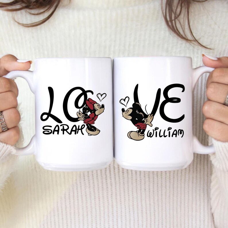 Pu&ograve; includere: Due tazze in ceramica bianca con scritta nera "LOVE" e personaggi dei cartoni animati. Una tazza presenta Minnie Mouse e il nome "Sarah", l'altra presenta Topolino e il nome "William". Ogni tazza ha un simbolo a forma di cuore.