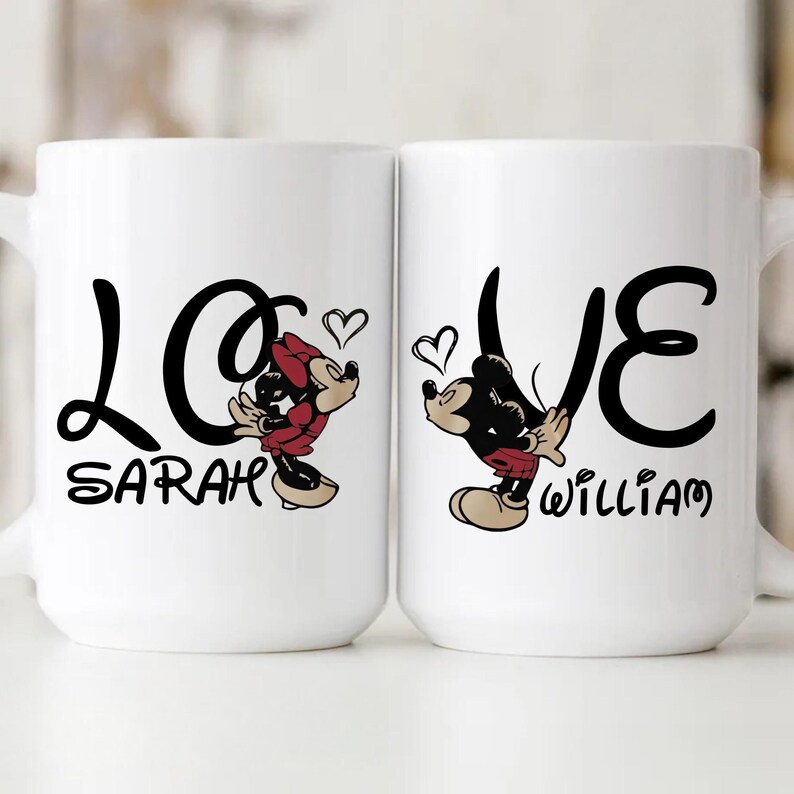 Pu&ograve; includere: Due tazze in ceramica bianca con testo nero e illustrazioni di cartoni animati. Una tazza presenta Minnie Mouse, la parola "LOVE" e il nome "Sarah". L'altra tazza ha Topolino, la parola "LOVE" e il nome "William". Entrambe le tazze hanno grafiche a forma di cuore.