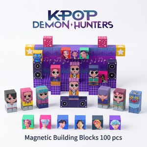 Może przedstawiać: Zestaw kolorowych magnetycznych klocków konstrukcyjnych z postaciami K-Pop Demon Hunters. Klocki zawierają różne projekty postaci, głośniki i nuty muzyczne. Widoczny jest tekst "K-POP DEMON HUNTERS" i "Magnetic Building Blocks 100 pcs".