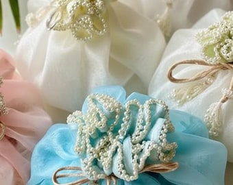 Bolsas redondas de organza con medallones de seda: bolsa de regalo para frutos secos, boda india, regalo de devolución de Jaggo Dholki, cestas de organza pequeñas y coloridas.