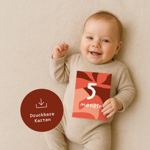Peut inclure: Un bébé souriant en barboteuse beige tient une carte avec le chiffre "5" et le mot "Monate" en blanc. La carte présente un motif abstrait rouge et orange. Un graphique circulaire avec le texte "Druckbare Karten" est en bas à gauche.