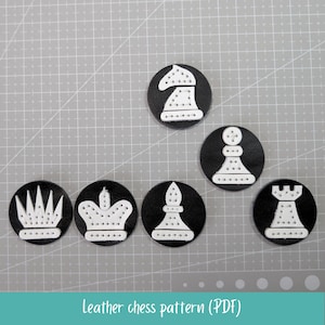 Puede incluir: Una taza de cerámica blanca con un asa negra y el texto "But First, Coffee" en negrita negra. La taza se encuentra sobre un fondo borroso, sugiriendo un ambiente acogedor.