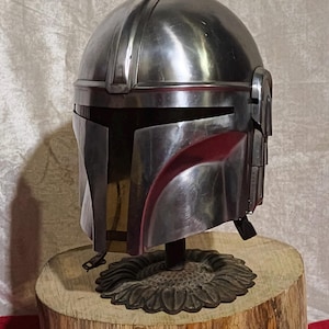 Może przedstawiać: Biały ceramiczny kubek z czarnym uchem i napisem "But first, coffee" w stylu odręcznym. Kubek stoi na białej powierzchni. Kubek ma 10 cm wysokości.