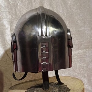 Może przedstawiać: Zestaw trzech ceramicznych kubk&oacute;w z nakrapianym, matowym wykończeniem. Kubki są w odcieniach kremu, jasnoszarym i ciemnoszarym. Każdy kubek ma prosty, minimalistyczny design.