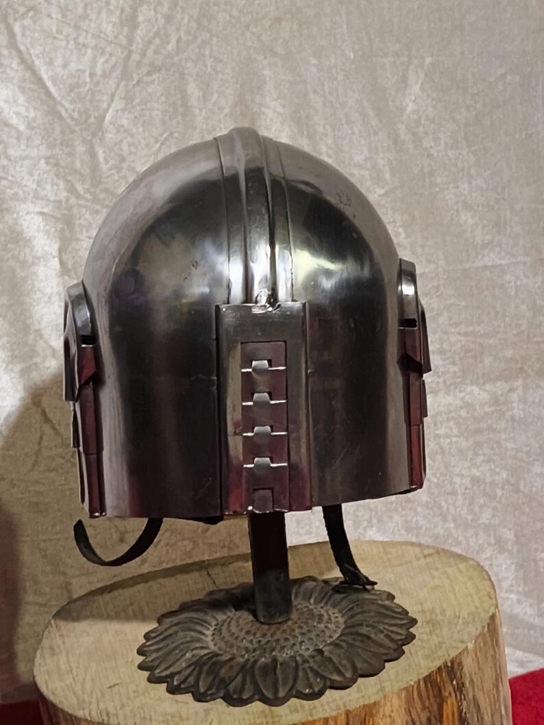 Może przedstawiać: Zestaw trzech ceramicznych kubk&oacute;w z nakrapianym, matowym wykończeniem. Kubki są w odcieniach kremu, jasnoszarym i ciemnoszarym. Każdy kubek ma prosty, minimalistyczny design.