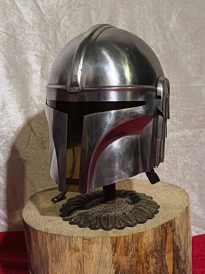 Może przedstawiać: Biały ceramiczny kubek z czarnym uchem i napisem "But first, coffee" w stylu odręcznym. Kubek stoi na białej powierzchni. Kubek ma 10 cm wysokości.