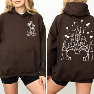 Puede incluir: Juego de tres tazas de cer&aacute;mica con acabado mate moteado. Las tazas son de color crema, gris claro y gris oscuro. Cada taza tiene un dise&ntilde;o minimalista, ideal para caf&eacute; o t&eacute;.