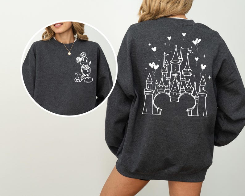 Puede incluir: Sudadera gris oscuro con un dise&ntilde;o de Mickey Mouse blanco en la parte delantera y un castillo en la parte trasera. El dise&ntilde;o incluye globos y estrellas. Un estilo casual y c&oacute;modo.