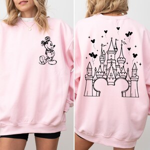 Puede incluir: Juego de tres tazas de cer&aacute;mica color crema con esmalte moteado. Cada taza presenta un dise&ntilde;o floral pintado a mano en tonos azules, verdes y amarillos. Las tazas tienen una forma simple y redondeada, con un asa c&oacute;moda.