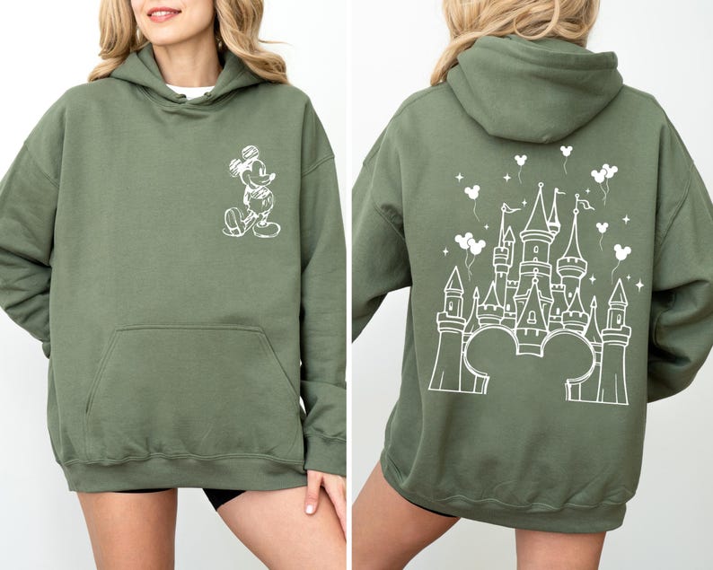 Puede incluir: Sudadera con capucha verde oliva con bolsillo delantero y capucha. La parte delantera presenta un boceto blanco de Mickey Mouse. La parte posterior muestra un dise&ntilde;o de castillo blanco con orejas de Mickey Mouse, globos y estrellas. Una sudadera casual y c&oacute;moda.