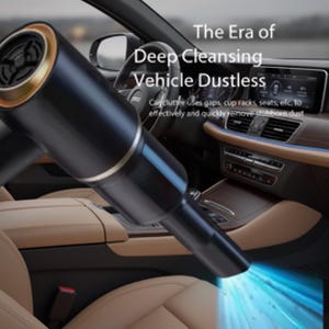 以下が含まれることがあります： 「The Era of Deep Cleaning Vehicle Dustless」の文字が入った、黒と金のハンドヘルド掃除機。車内での使用を想定して設計されており、車内のゴミを掃除します。