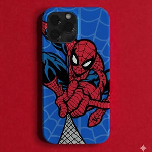 Könnte beinhalten: Blaue Handyhülle mit einem Spider-Man-Motiv. Die Hülle hat einen blauen Hintergrund mit einem Spinnennetz-Design. Spider-Man ist in seinem klassischen rot-blauen Anzug dargestellt, mit ausgestreckten Händen. Die Hülle ist für ein Smartphone konzipiert.