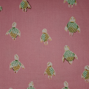 Malibú de Heather Ross para Windham Fabrics, tortugas marinas sobre fondo rosa, algodón, océano, tortugas marinas