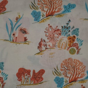 Malibú de Heather Ross para Windham Fabrics, coral sobre fondo crema, algodón, océano, tortugas marinas, surf, vida marina.