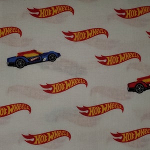 Hot Wheels Autos für Riley Blake Autos und Hot Wheels Logos auf weißem Hintergrund