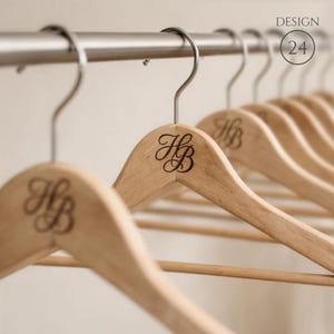 Perchas de madera grabadas a medida para bodas, regalo personalizado para la fiesta nupcial, accesorio para fotos.