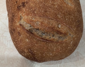 Świeżo upieczony rustykalny chleb na zakwasie