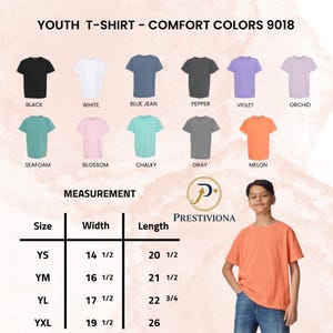 Puede incluir: Exhibici&oacute;n de camisetas juveniles en varios colores, incluyendo negro, blanco y azul vaquero. La imagen incluye una tabla de tallas con medidas en pulgadas y un joven con una camiseta color mel&oacute;n.