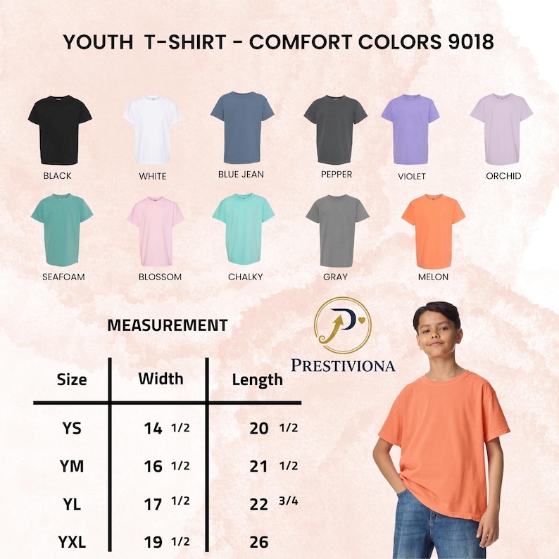 Puede incluir: Exhibici&oacute;n de camisetas juveniles en varios colores, incluyendo negro, blanco y azul vaquero. La imagen incluye una tabla de tallas con medidas en pulgadas y un joven con una camiseta color mel&oacute;n.