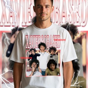 Puede incluir: Camiseta blanca con un gr&aacute;fico de un joven con cabello rizado y el texto "XAVIERSOBASED". El dise&ntilde;o incluye m&uacute;ltiples im&aacute;genes de la misma persona en diferentes poses. La camiseta tambi&eacute;n tiene el texto "vattastore".