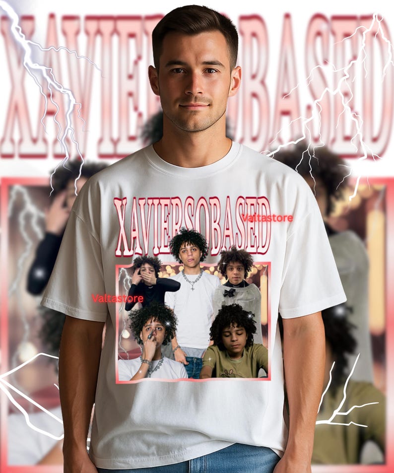 Puede incluir: Camiseta blanca con un gr&aacute;fico de un joven con cabello rizado y el texto "XAVIERSOBASED". El dise&ntilde;o incluye m&uacute;ltiples im&aacute;genes de la misma persona en diferentes poses. La camiseta tambi&eacute;n tiene el texto "vattastore".