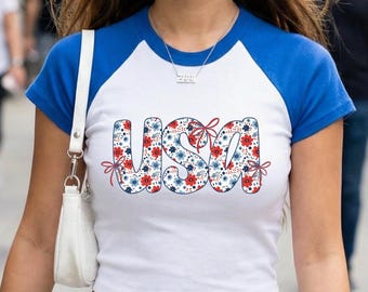 Camiseta Raglan Baby USA para mujer, idea de regalo para el 4 de julio, regalo de atuendo patriótico, lazo floral minimalista crop top
