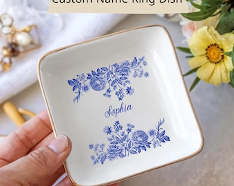 Plato para anillos con nombre personalizado, bandeja para joyas personalizada, regalo para damas de honor, plato para baratijas con estampado floral, regalo minimalista azul y blanco para ella.