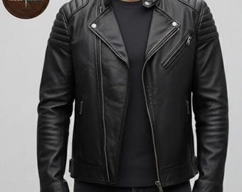 Jaqueta masculina preta estilo motociclista, acolchoada, com zíper assimétrico, design moderno estilo café racer.