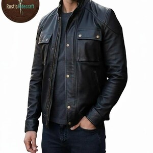 Peut inclure: Veste en cuir noir avec col montant, deux poches poitrine et fermeture boutonnée et zippée. La veste a un design classique et convient à diverses occasions. C'est un vêtement d'extérieur polyvalent.