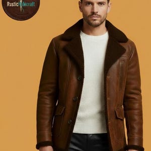 Peut inclure: Veste en cuir marron avec col et bordure en peau de mouton brun foncé. La veste a deux poches avant et des fermetures à boutons. Le logo "Rustic Hidecraft" est dans un emblème circulaire en haut à gauche.