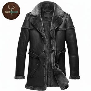 Peut inclure: Un manteau en cuir noir avec une doublure et un col en peau de mouton. Le manteau a une fermeture boutonnée, des poches latérales et une ceinture. Le logo "Rustic Hidecraft" est visible.