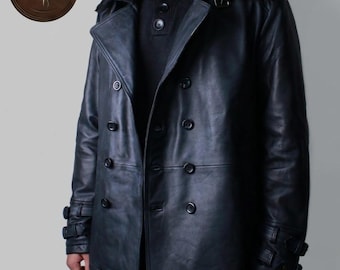 Casaco masculino preto de couro, estilo trench coat, com gola de pele, abotoamento duplo, inspiração militar, peça clássica para o frio.