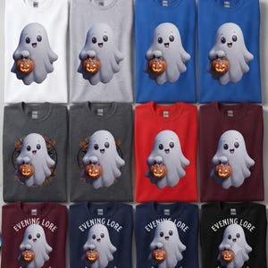 Puede incluir: Una colección de doce sudaderas de cuello redondo en varios colores, cada una con un gráfico de un fantasma blanco sonriente que sostiene una calabaza. Algunos diseños incluyen hojas de otoño o el texto "EVENING LORE HALLOWEEN" en blanco.