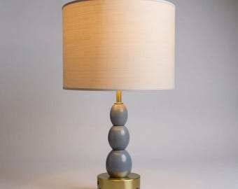 Lámpara de mesa de madera hecha a mano con pantalla de lino y base de latón antiguo: iluminación de noche vintage moderna