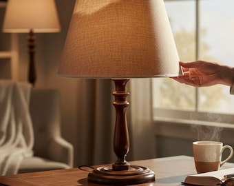 Lámpara de mesa artesanal de madera – Base con acabado en nogal natural y pantalla de lino, decoración clásica para el hogar