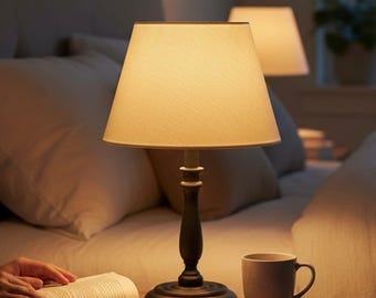 Lámpara de mesa artesanal de madera – Base con acabado en nogal natural y pantalla de lino, decoración clásica para el hogar