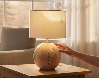 Lámpara de mesa de madera con forma de globo hecha a mano con pantalla de lino escandinavo