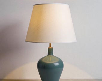 Lámpara de mesa de madera de tilo hecha a mano con pantalla de lino, decoración escandinava