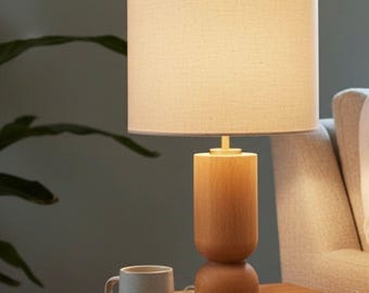 Lámpara de mesa de madera natural hecha a mano con pantalla de lino: iluminación minimalista escandinava para mesita de noche.