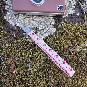 Correa de muñeca hecha a mano para cámara, estilo vintage, estampado floral, rosa y rojo para cámara digital o analógica.