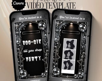 Op de afbeelding: Twee smartphones met een Halloween-videotemplate in een zwart-zilveren discothema. De schermen tonen skeletten, discoballen en de tekst "You're invited to a BOO-GIE till you drop PARTY" en "HOSTED BY Ashley Smith."