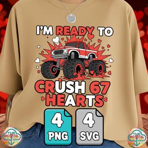 Pode incluir: Camiseta bege com um desenho de um monster truck vermelho e o texto "I'M READY TO CRUSH 67 HEARTS". Abaixo, dois ícones de arquivo com as etiquetas "4 PNG" e "4 SVG".
