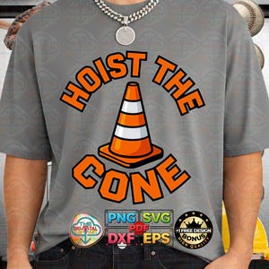 以下が含まれることがあります： オレンジ色のブロック文字で「HOIST THE CONE」と書かれたグレーのTシャツ。デザインは、白いストライプが入ったオレンジ色の交通コーンが特徴です。テキストの下には「PNG SVG PDF DXF EPS」と「FREE DESIGN BONUS」バッジがあります。