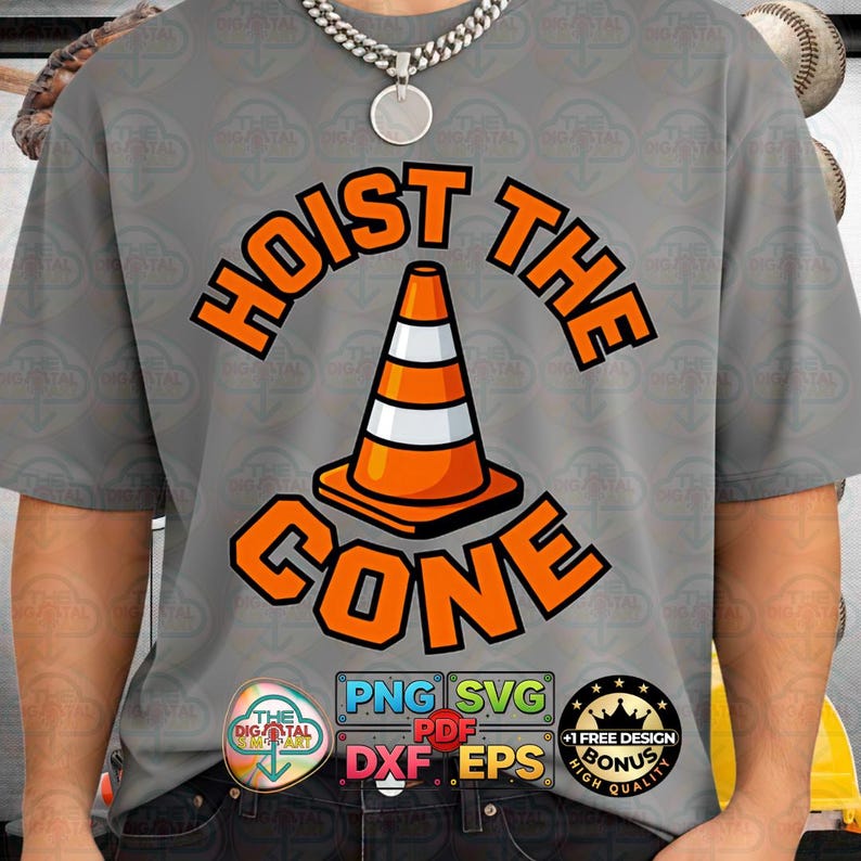 以下が含まれることがあります： オレンジ色のブロック文字で「HOIST THE CONE」と書かれたグレーのTシャツ。デザインは、白いストライプが入ったオレンジ色の交通コーンが特徴です。テキストの下には「PNG SVG PDF DXF EPS」と「FREE DESIGN BONUS」バッジがあります。