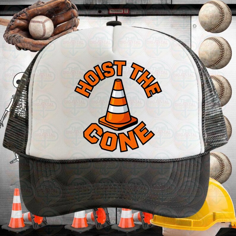 以下が含まれることがあります： 「HOIST THE CONE」の文字とオレンジと白のカラーコーンのグラフィックが特徴の白と黒のトラッカーハット。フロントパネルは白、バックは黒のメッシュ。つばは黒です。