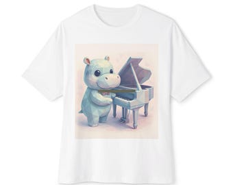 Op de afbeelding: Wit T-shirt met een illustratie van een lichtblauwe nijlpaard die een witte vleugel speelt. Het nijlpaard heeft een geometrisch ontwerp. De piano heeft een lichtbruin klankbord. Het ontwerp is gecentreerd op het shirt.