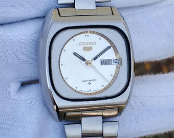 Reloj Seiko 5 automático vintage / Esfera plateada, caja tipo cojín