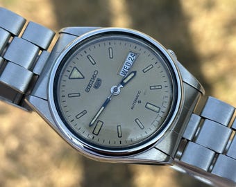 Reloj automático vintage Seiko 5 / Esfera dorada con efecto sol / Día y fecha / Fabricado en Japón / Reloj de pulsera retro de acero inoxidable