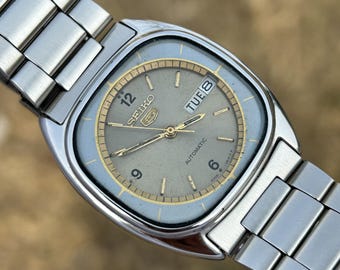 Reloj automático vintage Seiko 5 / Esfera gris con efecto sol, acero inoxidable